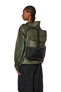 RAINS RAINS TRAIL BACKPACK MINI 15'' GROEN -Koffershop image 495
